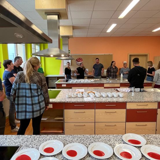 Bild enthält, Cafeteria, Indoors, Restaurant, Meal, Person, Buffet, Adult, Male, Man, Woman