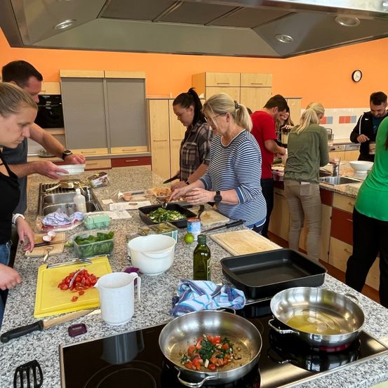 Bild enthält, Meal, Adult, Female, Person, Woman, Cafeteria, Restaurant, Wristwatch, Sink, Stirring Food