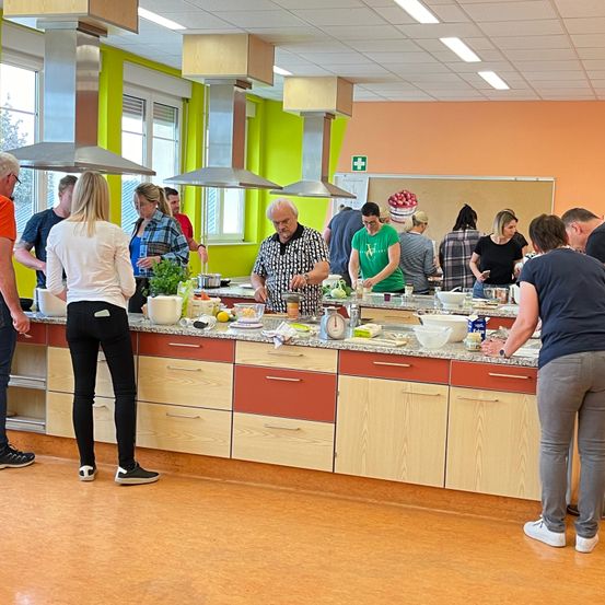 Bild enthält, Cafeteria, Indoors, Restaurant, Buffet, Adult, Male, Man, Person, Jeans, Woman