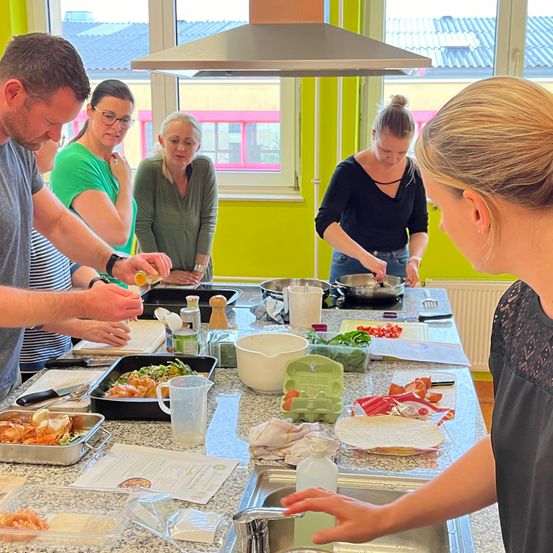 Bild enthält, Brunch, Cafeteria, Restaurant, Adult, Female, Person, Woman, Meal, Male, Man