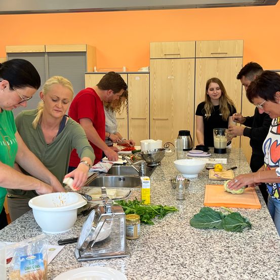 Bild enthält, Adult, Female, Person, Woman, Cafeteria, Indoors, Restaurant, Meal, Male, Man