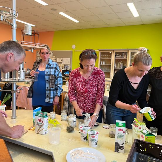 Bild enthält, Restaurant, Cafeteria, Adult, Female, Person, Woman, Male, Man, Wristwatch, Cup