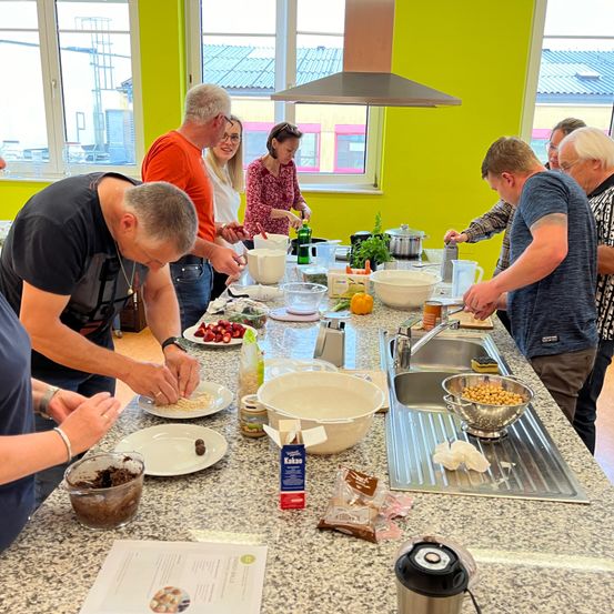 Bild enthält, Brunch, Cafeteria, Restaurant, Meal, Adult, Male, Man, Person, Shoe, Necklace