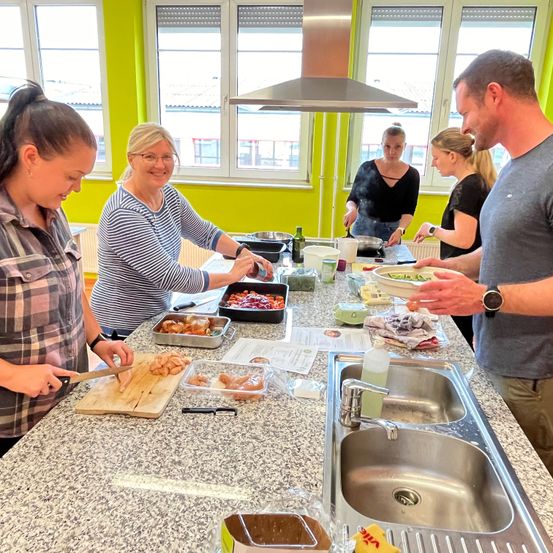 Bild enthält, Cafeteria, Restaurant, Adult, Female, Person, Woman, Lunch, Meal, Wristwatch, Man