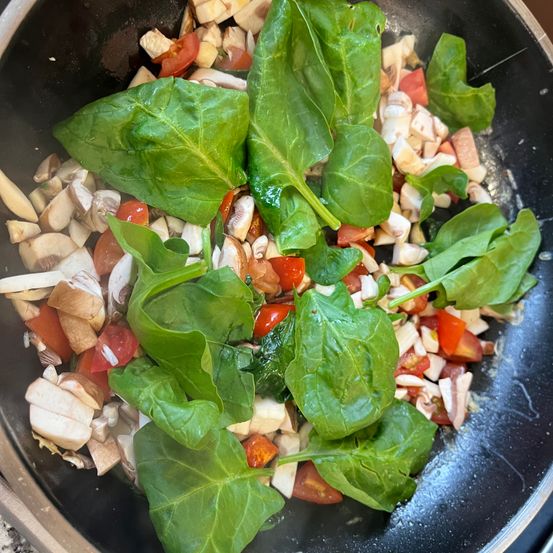 Bild enthält, Plate, Cooking Pan, Cookware, Food, Leafy Green Vegetable, Produce, Vegetable, Spinach, Cooking