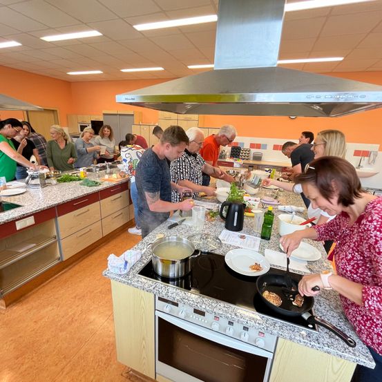 Bild enthält, Cafeteria, Indoors, Restaurant, Adult, Female, Person, Woman, Male, Man, Cup