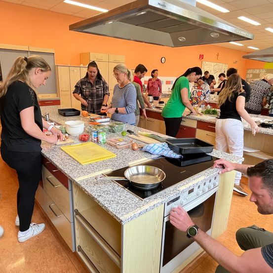 Bild enthält, Cafeteria, Indoors, Restaurant, Adult, Male, Man, Person, Female, Girl, Teen