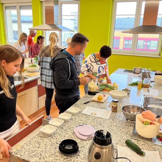 Bild enthält, Adult, Female, Person, Woman, Male, Man, Wristwatch, Car, Stirring Food, Indoors