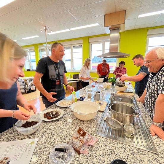 Bild enthält, Cafeteria, Restaurant, Meal, Adult, Male, Man, Person, Female, Woman, Wristwatch