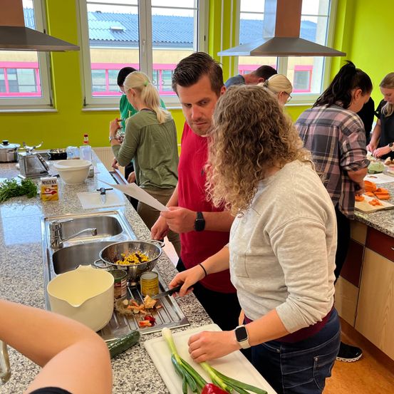 Bild enthält, Cafeteria, Indoors, Restaurant, Adult, Female, Person, Woman, Wristwatch, Meal, Shoe