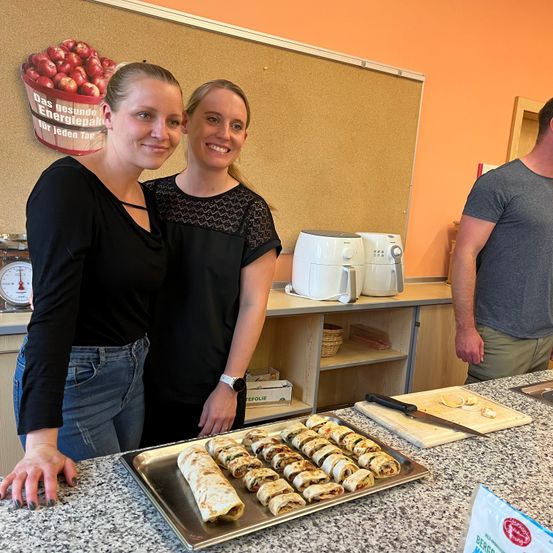 Bild enthält, Wristwatch, Adult, Female, Person, Woman, Male, Man, Knife, Shop, Sink