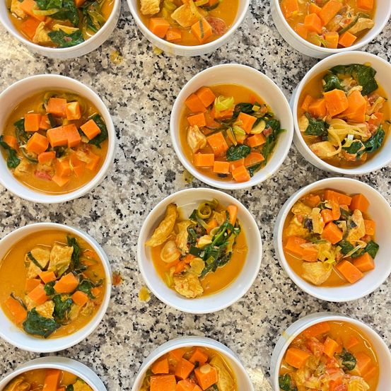 Bild enthält, Food, Food Presentation, Meal, Curry, Bowl, Soup Bowl, Dish, Plate