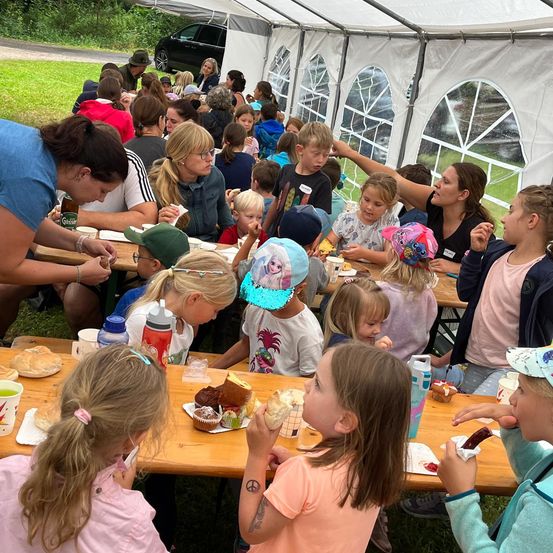 Bild enthält, People, Person, Child, Female, Girl, Fun, Dining Table, Adult, Woman, Party