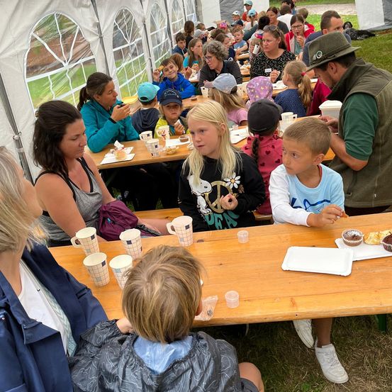 Bild enthält, People, Person, Boy, Child, Male, Adult, Female, Woman, Restaurant, Man