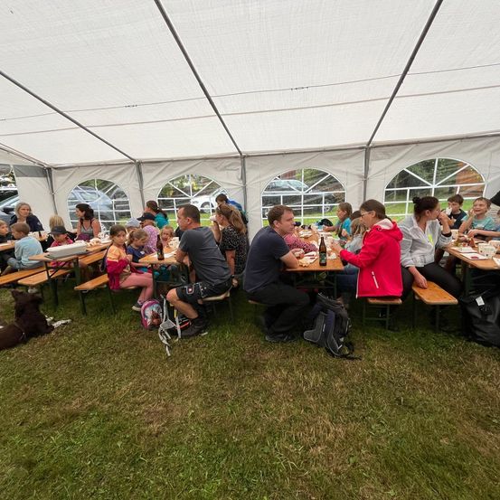 Bild enthält, Shelter, People, Person, Restaurant, Adult, Female, Woman, Grass, Table, Man