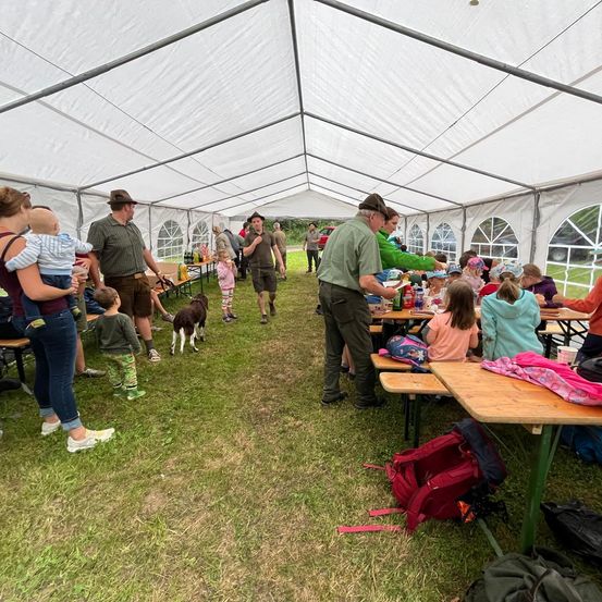 Bild enthält, People, Person, Adult, Female, Woman, Outdoors, Shelter, Male, Man, Nature