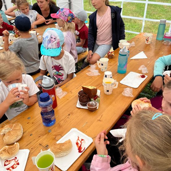 Bild enthält, People, Person, Brunch, Table, Tabletop, Child, Female, Girl, Shaker, Boy
