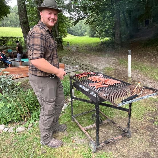 Bild enthält, Bbq, Cooking, Food, Grilling, Person, Adult, Male, Man