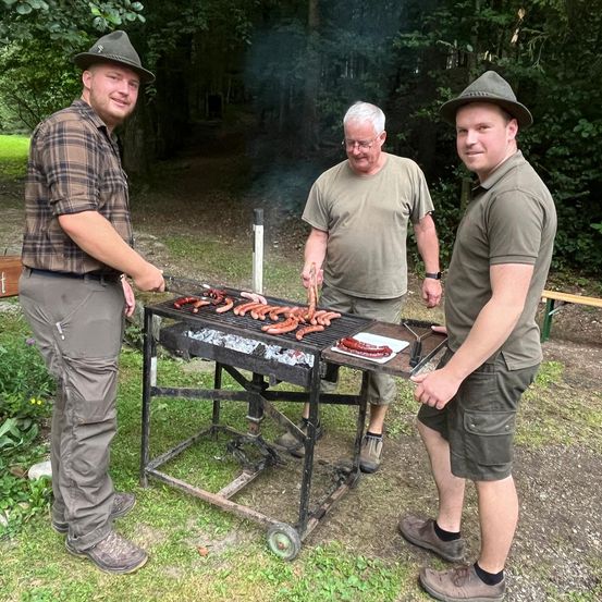 Bild enthält, Bbq, Cooking, Food, Grilling, Adult, Male, Man, Person, Accessories, Glasses