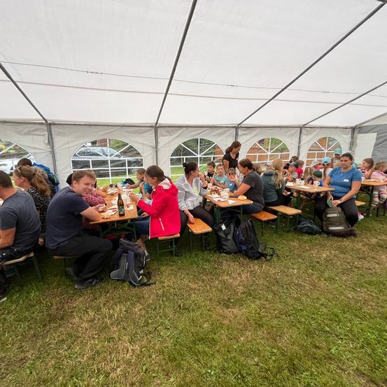 Bild enthält, People, Person, Adult, Male, Man, Fun, Urban, Outdoors, Shoe, Party