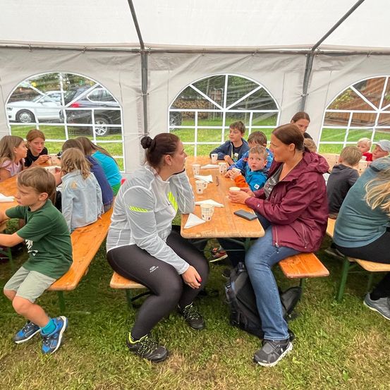 Bild enthält, People, Person, Adult, Female, Woman, Boy, Child, Male, Outdoors, Nature