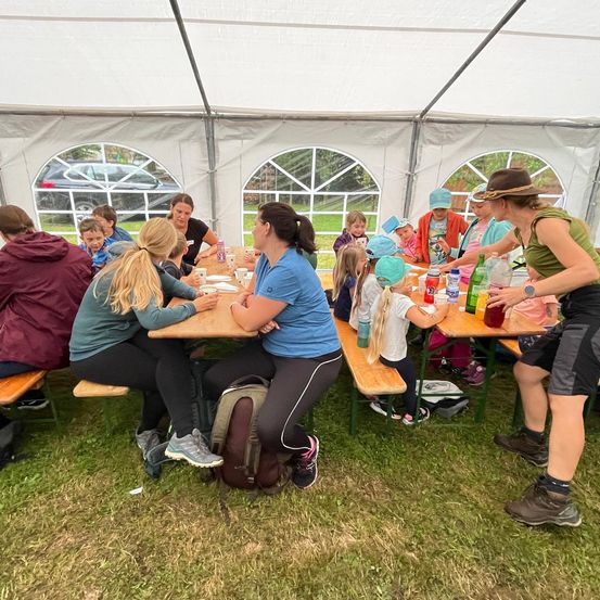 Bild enthält, People, Person, Adult, Female, Woman, Fun, Party, Outdoors, Shorts, Nature