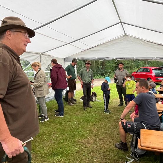 Bild enthält, Adult, Male, Man, Person, Grass, Coat, Shoe, Dog, Female, Woman