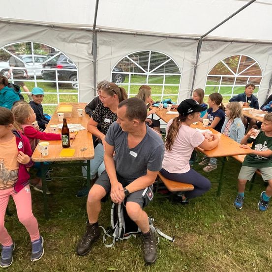 Bild enthält, People, Person, Adult, Female, Woman, Outdoors, Boy, Child, Male, Girl