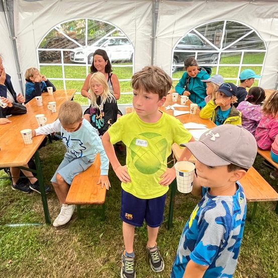 Bild enthält, Adult, Female, Person, Woman, People, Boy, Child, Male, Girl, Beer