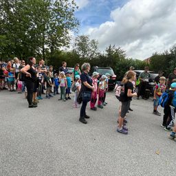 Bild enthält, People, Person, Flash Mob, Boy, Child, Male, Car, Vehicle, Shoe, Shorts