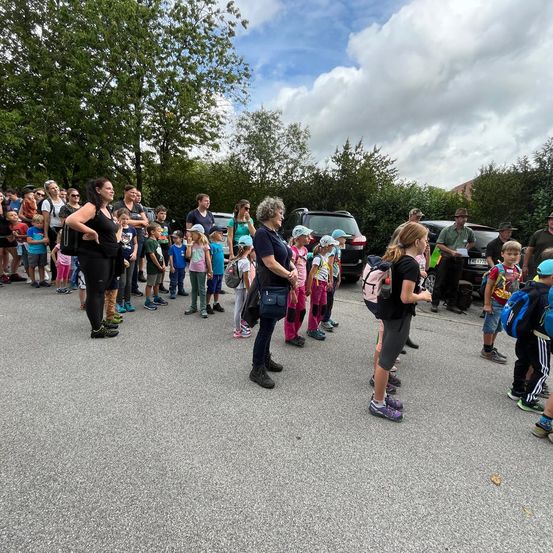 Bild enthält, People, Person, Flash Mob, Boy, Child, Male, Car, Vehicle, Shoe, Shorts