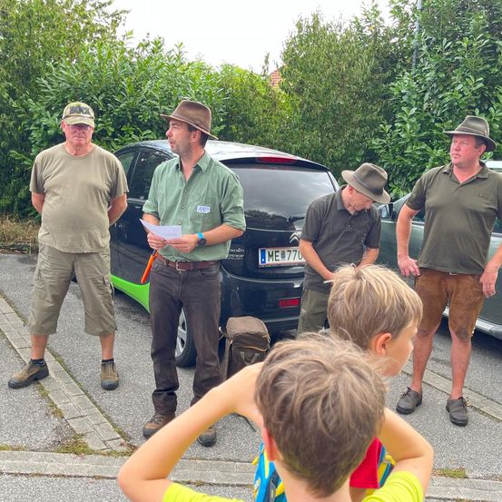 Bild enthält, Adult, Male, Man, Person, Boy, Child, License Plate, Advertisement, Shoe, Poster