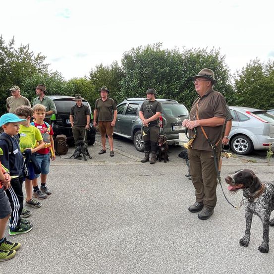 Bild enthält, Adult, Male, Man, Person, Dog, Wristwatch, Shoe, People, Shorts, Car