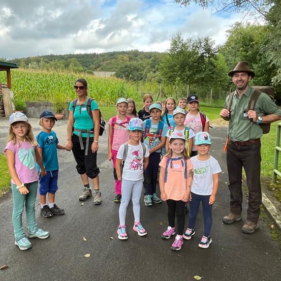 Bild enthält, Nature, Outdoors, Countryside, Rural, Farm, Beverage, Alcohol, Child, Girl, Person