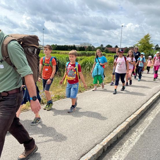 Bild enthält, Person, Walking, People, Bag, Adult, Male, Man, Boy, Child, Backpacking