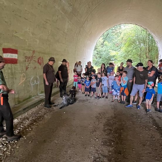 Bild enthält, People, Person, Urban, Shoe, Adult, Male, Man, City, Tunnel, Street