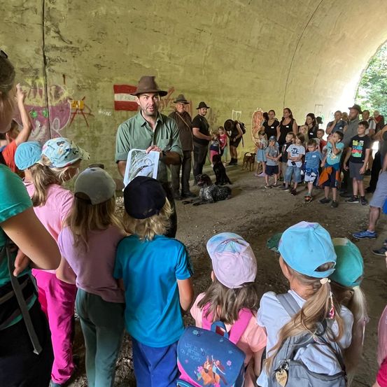 Bild enthält, People, Person, Child, Female, Girl, Adult, Male, Man, Woman, Dog