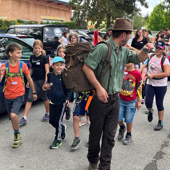Bild enthält, People, Person, Adult, Male, Man, Baton, Urban, Shorts, Wristwatch, Coat