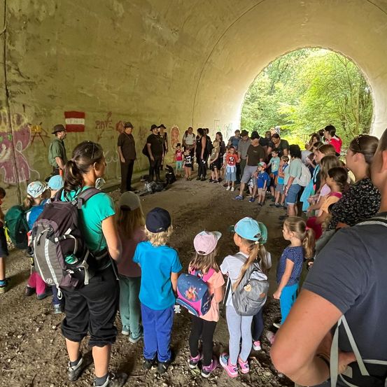 Bild enthält, Bag, Backpack, Adult, Male, Man, Person, Backpacking, People, Footwear, Shoe