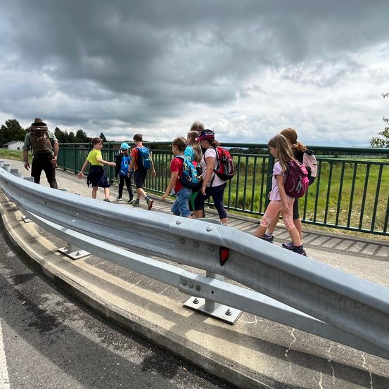 Bild enthält, Person, Clothing, Footwear, Shoe, Helmet