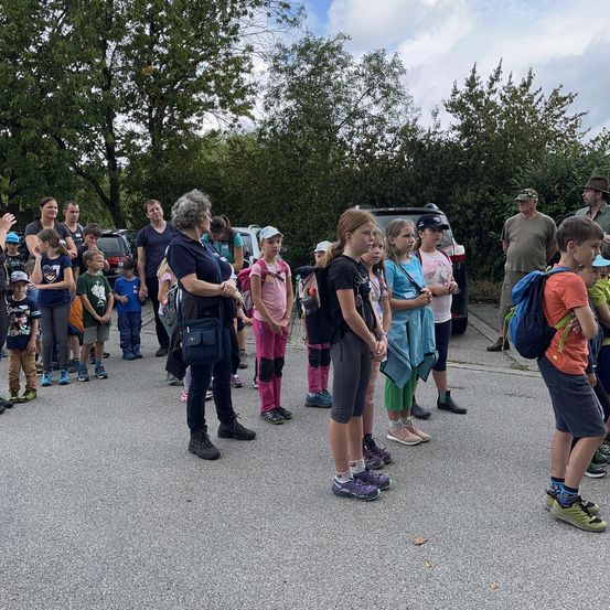 Bild enthält, People, Person, Adult, Male, Man, Flash Mob, Female, Girl, Teen, Child