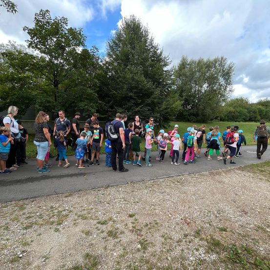 Bild enthält, Grass, Outdoors, Park, People, Person, Vegetation, Tree, Walking, Woodland, Grove