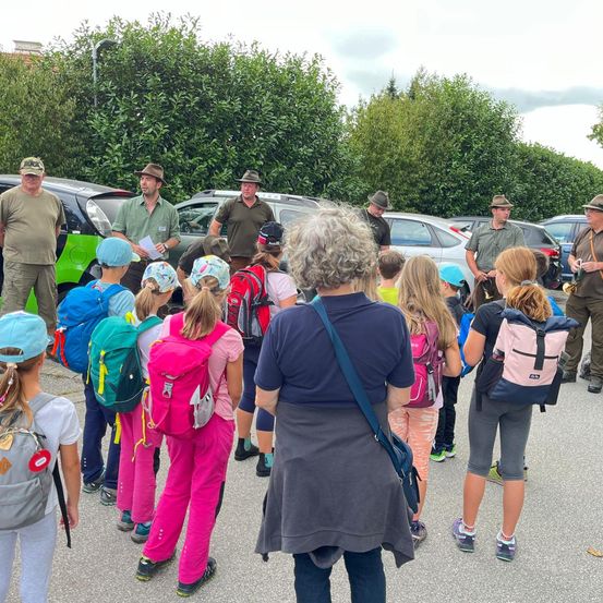 Bild enthält, People, Person, Walking, Bag, Shoe, Jeans, Dog, Backpack, Car, Handbag