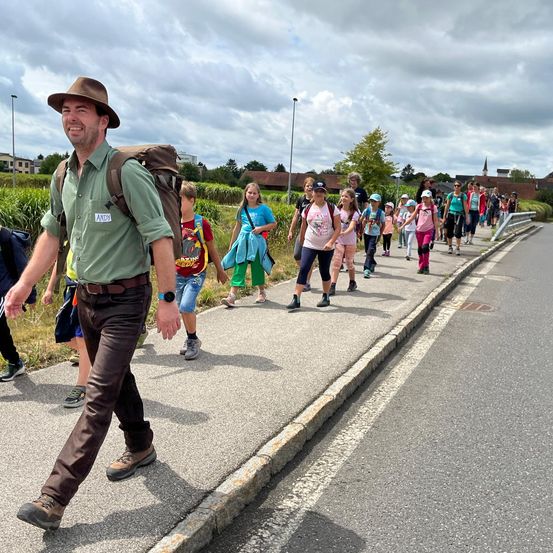 Bild enthält, Person, Walking, People, Adult, Male, Man, Boy, Child, Shoe, Belt