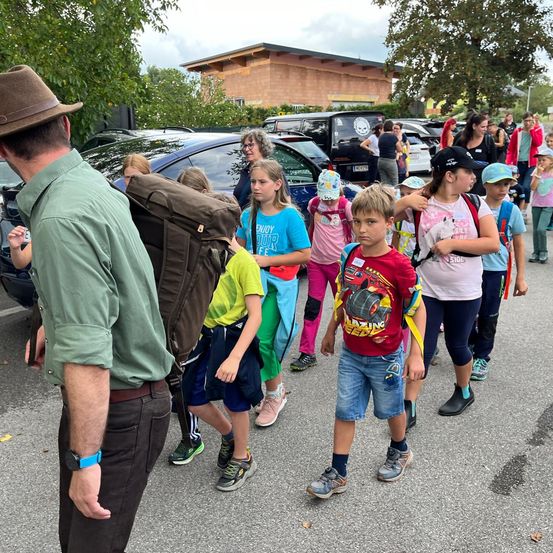 Bild enthält, People, Person, Adult, Male, Man, Boy, Child, Bag, Shoe, Shorts