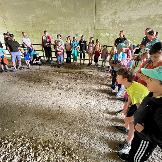 Bild enthält, People, Person, Boy, Child, Male, Clothing, Shorts, Footwear, Shoe
