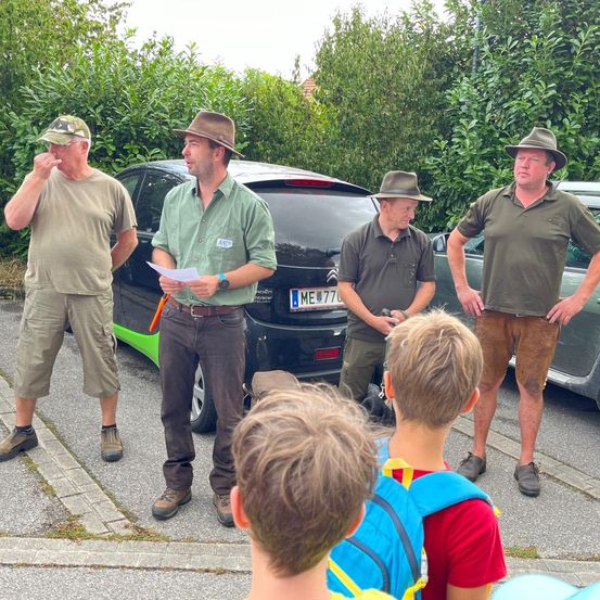 Bild enthält, Adult, Male, Man, Person, Boy, Child, Shoe, People, Wristwatch, License Plate