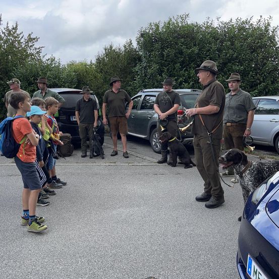 Bild enthält, Adult, Male, Man, Person, Boy, Child, Shoe, Dog, People, Car