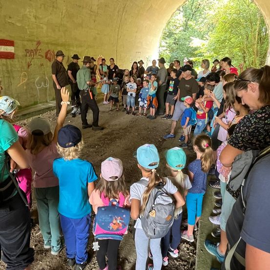 Bild enthält, People, Person, Adult, Male, Man, Child, Female, Girl, Woman, Boy