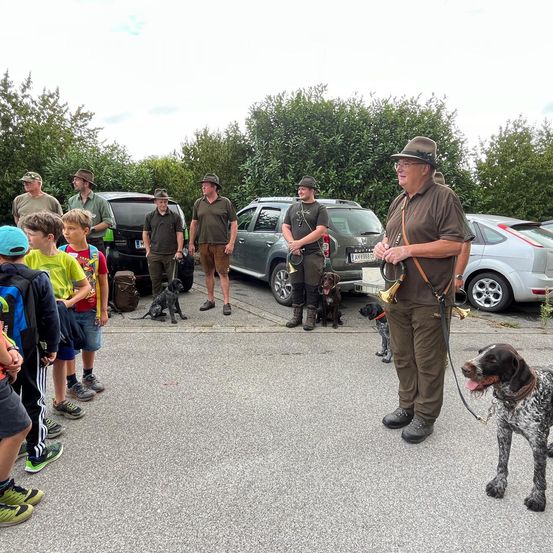 Bild enthält, Adult, Male, Man, Person, Boy, Child, Dog, Shorts, Shoe, Car